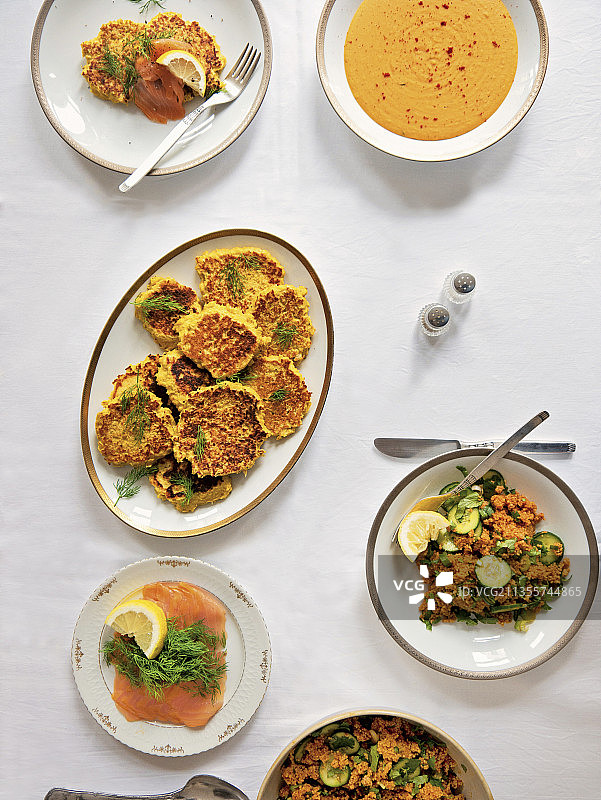玉米饼、鲑鱼、扁豆汤和塔布勒沙拉图片素材