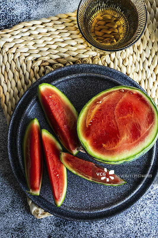 混凝土背景上的美味成熟西瓜图片素材