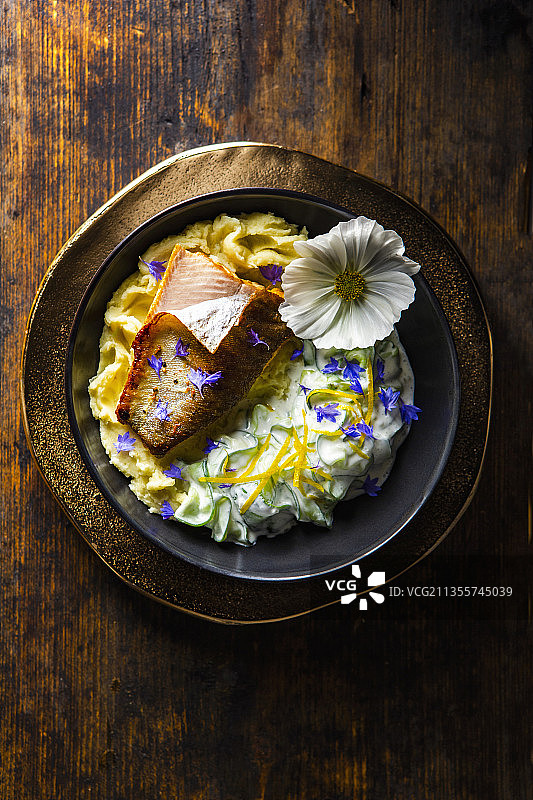 奶油黄瓜沙拉和土豆泥佐烤鱼片图片素材