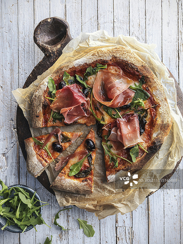 意式熏火腿芝麻菜橄榄披萨图片素材