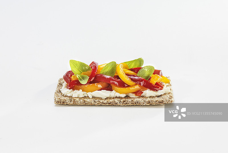 奶油奶酪和辣椒粉黑麦脆面包图片素材