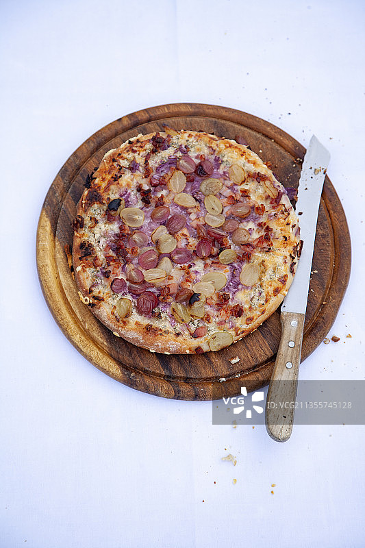 培根葡萄薄皮披萨图片素材