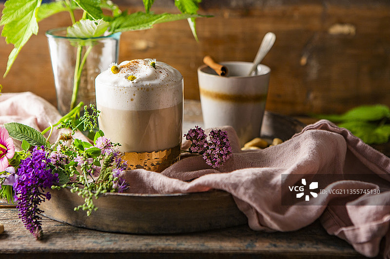 腰果奶洋甘菊拿铁图片素材