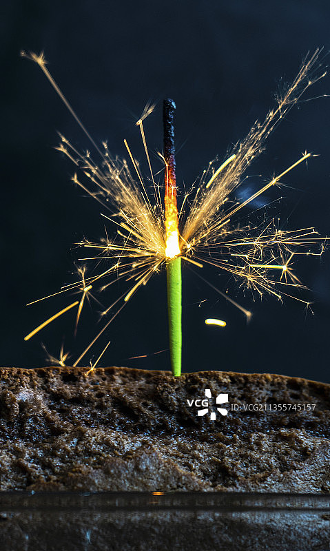 新鲜出炉的巧克力生日蛋糕和蜡烛图片素材