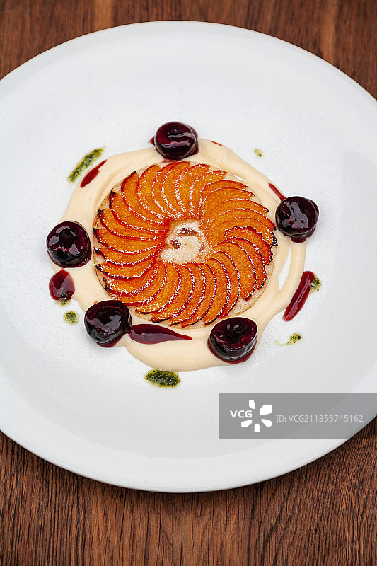 杏子挞配香槟意大利乳酪和樱桃图片素材