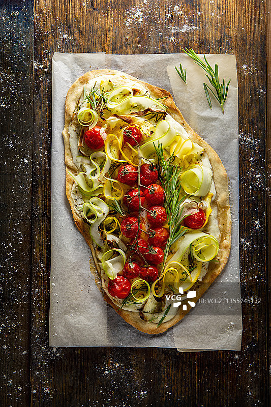 夏南瓜和樱桃番茄火焰薄饼图片素材