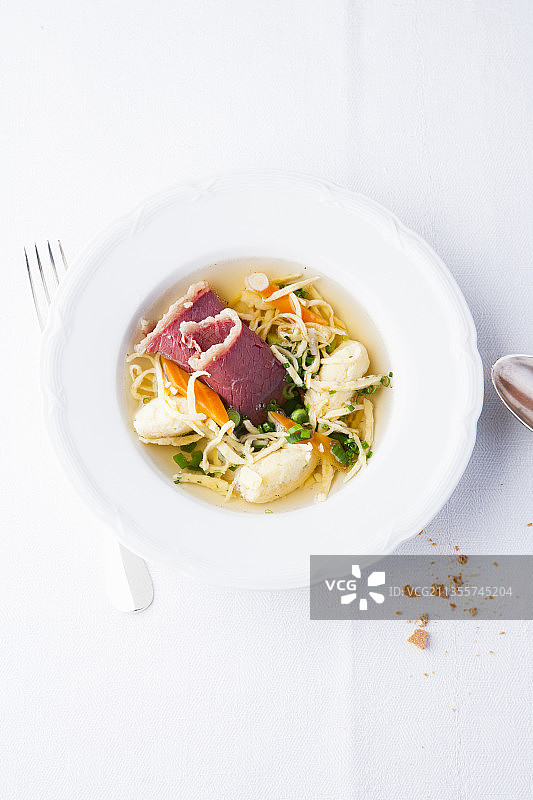 清汤和腌制牛肉中的粗面粉饺子图片素材