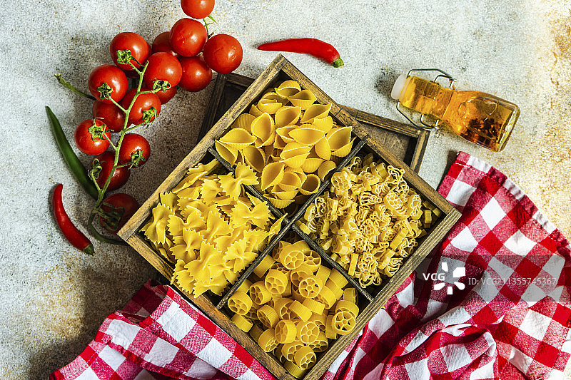 复古木箱与意大利面图片素材