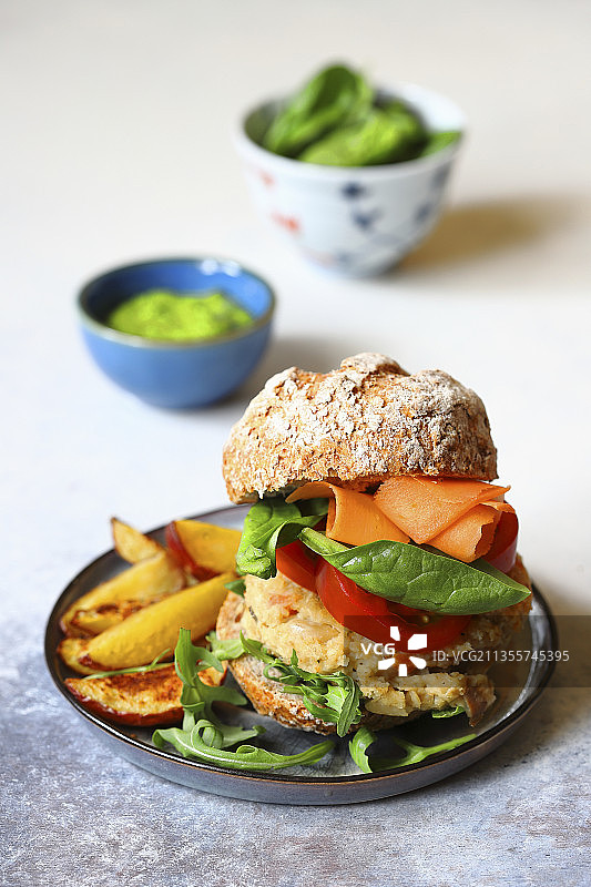 豆类汉堡配烤土豆角图片素材