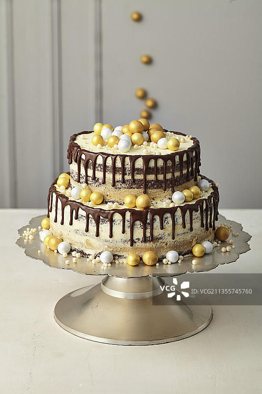带有焦糖和浓缩咖啡奶油的巧克力滴落蛋糕图片素材