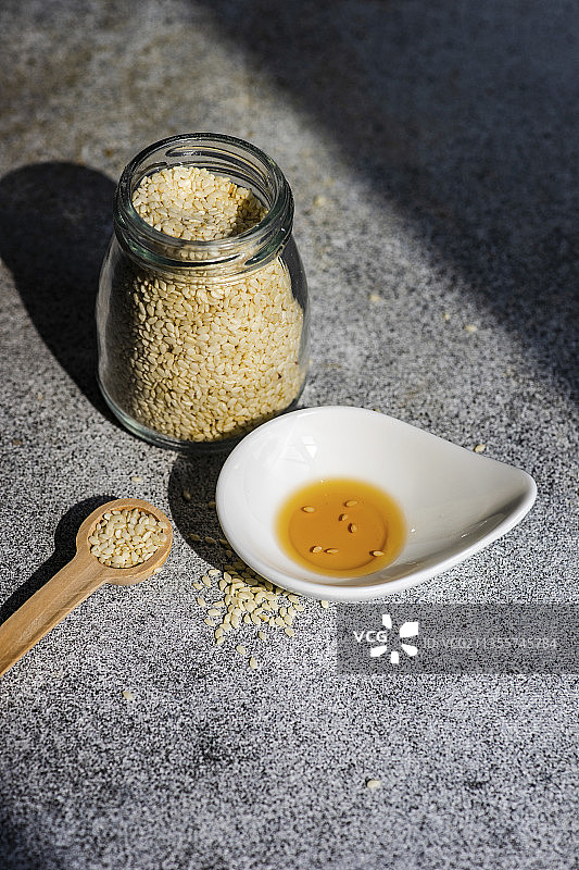 健康食品概念：玻璃罐装芝麻和油图片素材