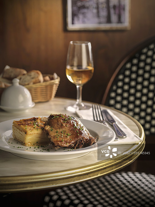 油封鸭配土豆焗烤，餐厅餐桌美食图片素材