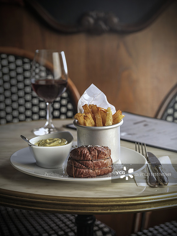 炸薯条芥末烤牛里脊图片素材