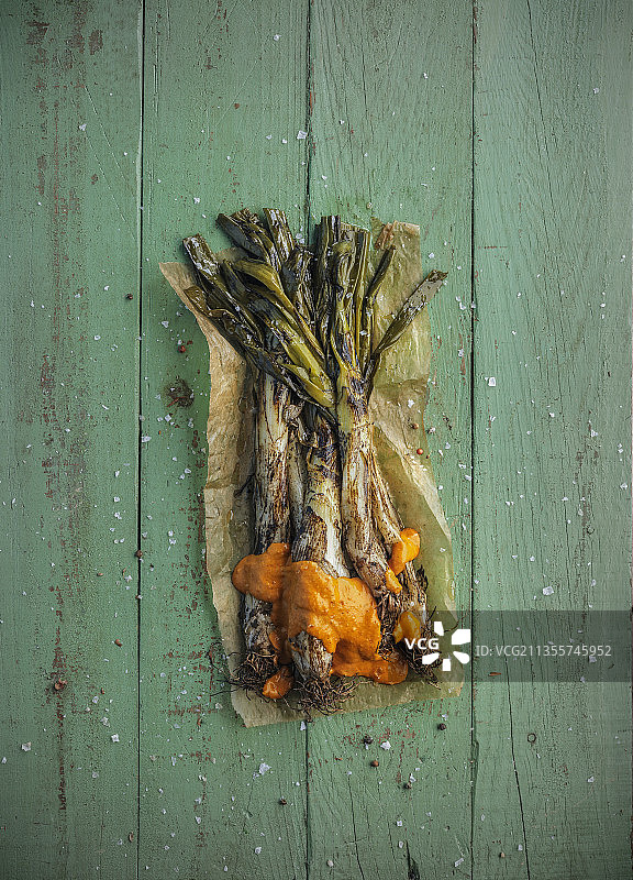 加泰罗尼亚烤葱配胡椒酱图片素材