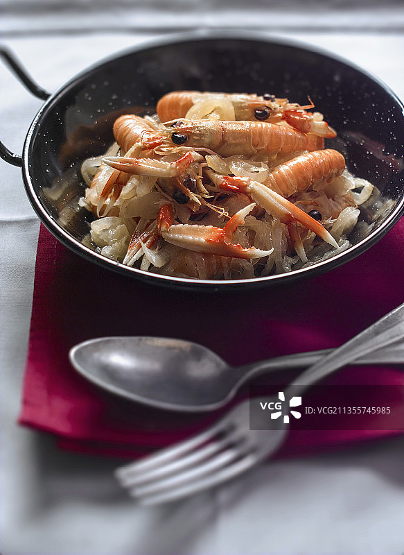 蒸洋葱片上的鳌虾图片素材