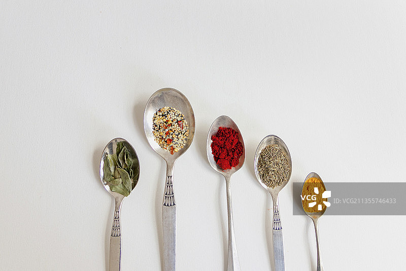 勺子上的各种调味品图片素材
