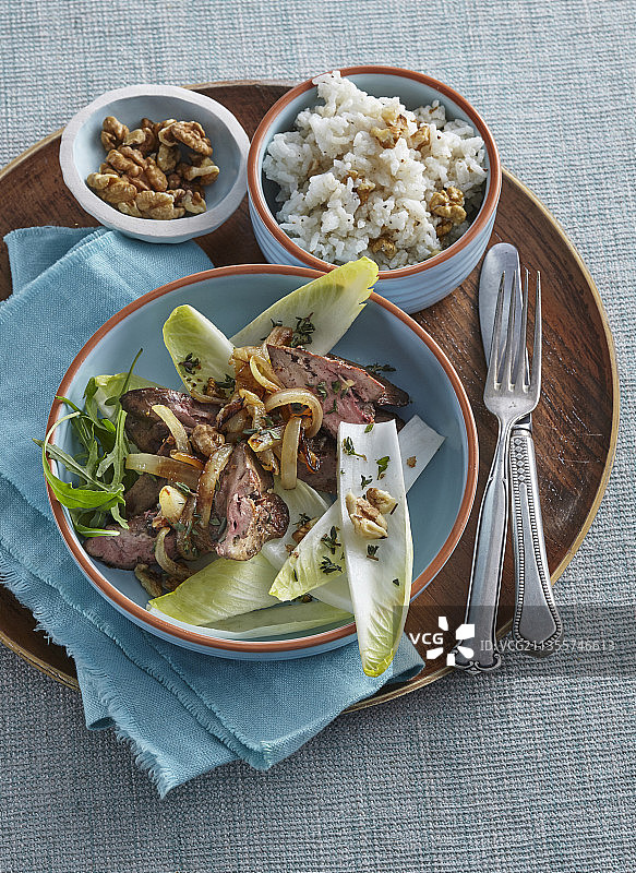 家禽肝脏配菊苣沙拉和米饭图片素材
