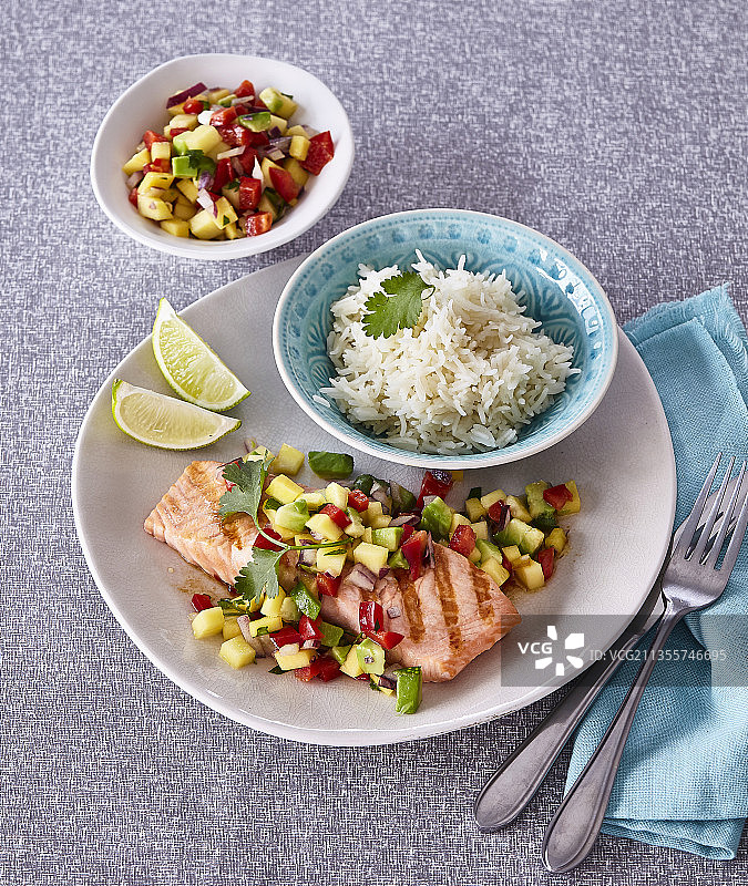 椰香米饭芒果牛油果莎莎三文鱼图片素材