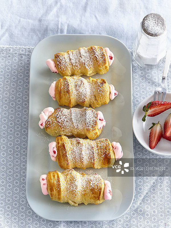 草莓面包卷图片素材