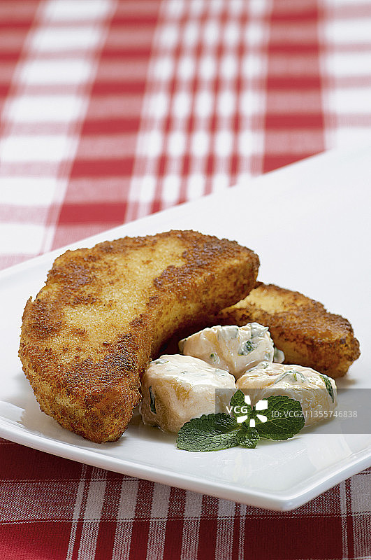 香蕉沙拉蜜瓜维也纳炸肉排图片素材