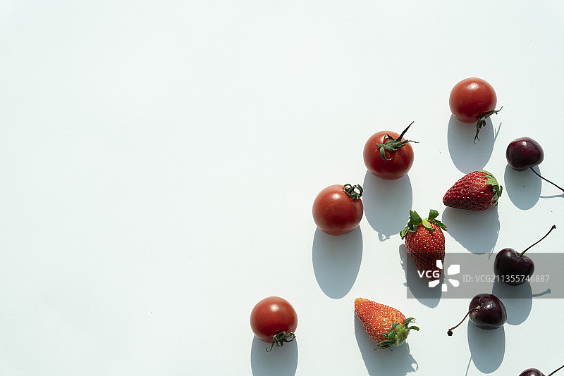 水果在白色的背景与光和阴影。图片素材