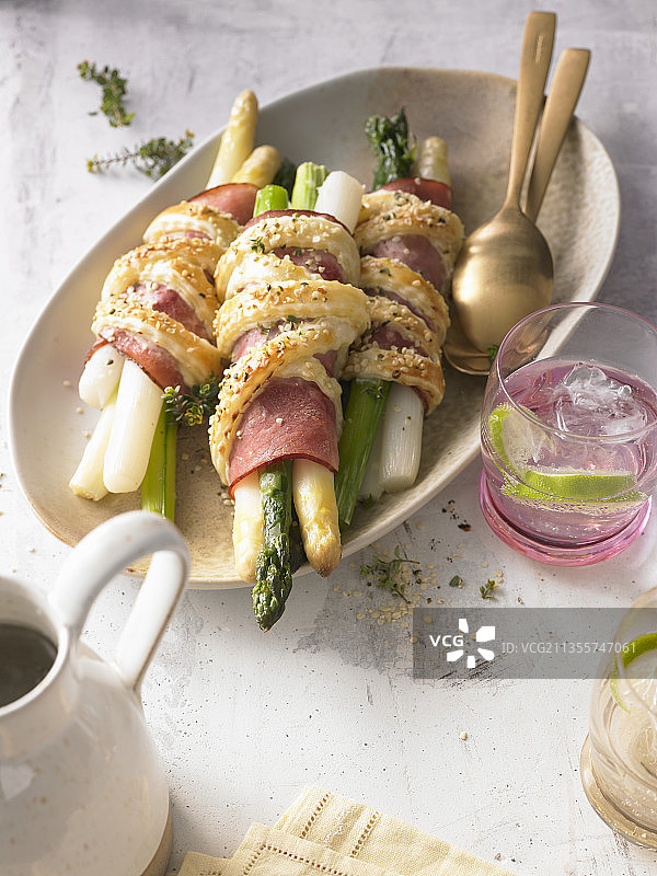烤芦笋卷葡萄酒腌火腿图片素材