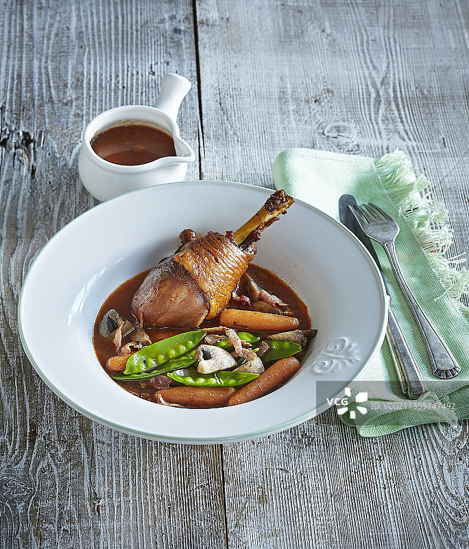 红酒炖公鸡和蔬菜图片素材