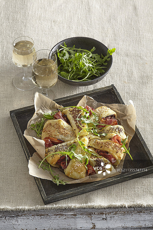 奶酪火腿酥皮馅饼图片素材