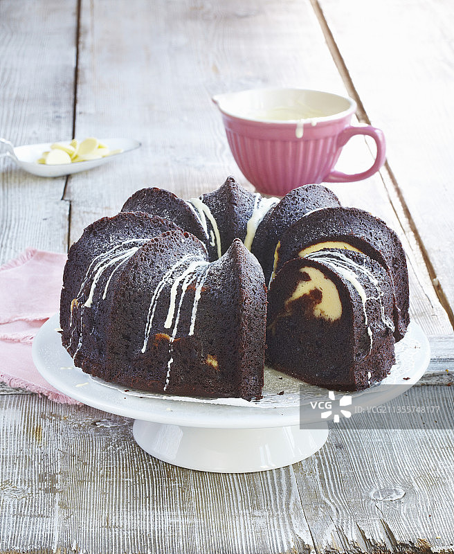 含芝士馅的巧克力花式面包图片素材