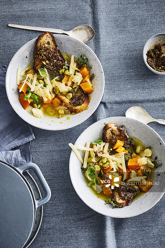 黑沙根豆焖菜配烤面包和番茄香蒜酱图片素材