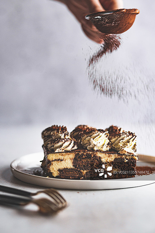 用可可粉为提拉米苏撒粉图片素材