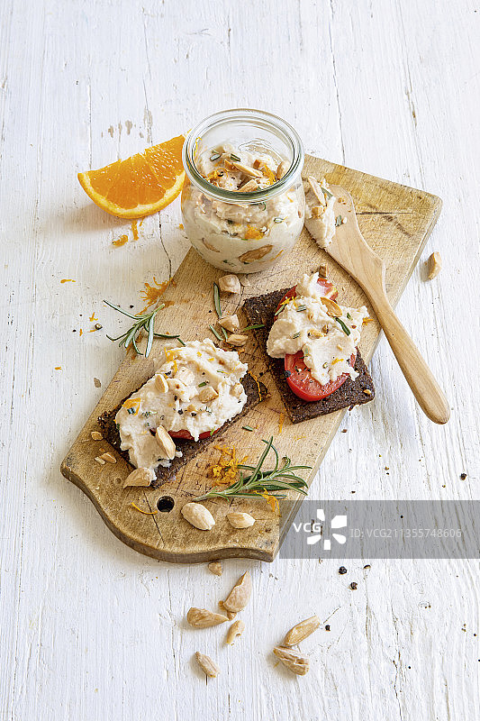 黑麦面包配迷迭香橙子豆酱图片素材