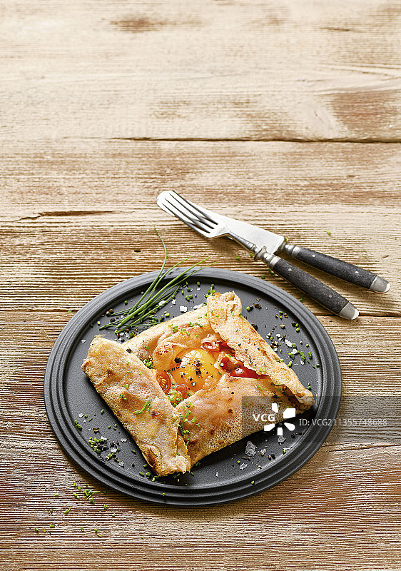 番茄格鲁耶尔奶酪鸡蛋法式馅饼图片素材