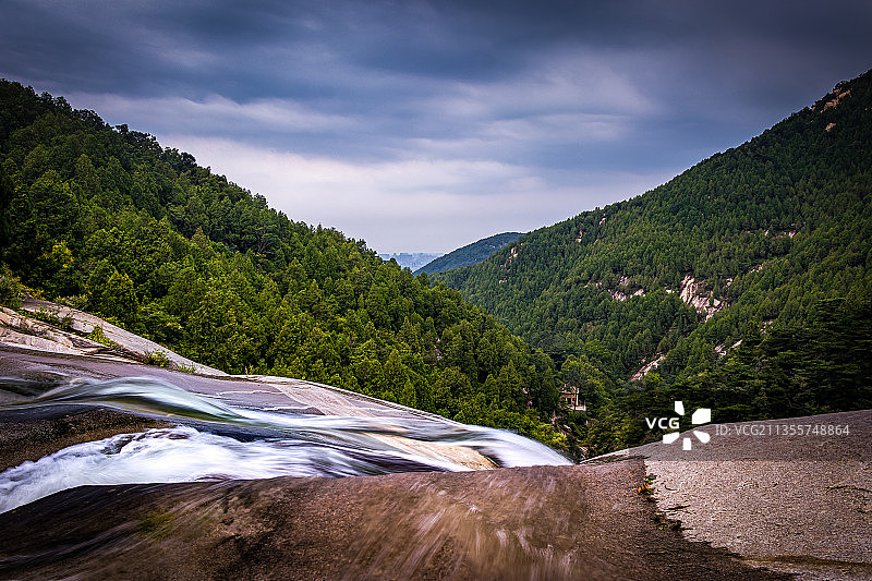 山东泰安泰山龙潭飞瀑阴阳界图片素材