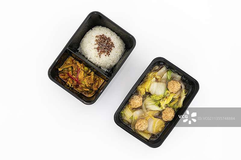 顶视图辛辣咖喱猪肉饭和肉球蔬菜汤在黑色的包含盒子。孤立在白色的。图片素材
