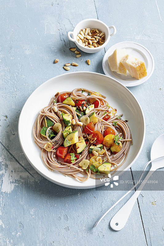 二粒小麦全麦蒜香意大利面配西葫芦图片素材