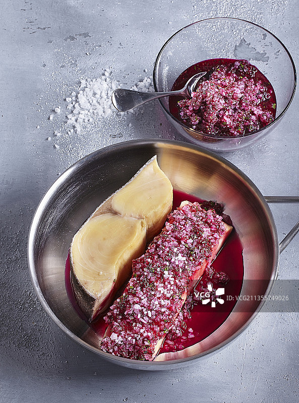 用伏特加和甜菜根腌制的鲳鱼图片素材