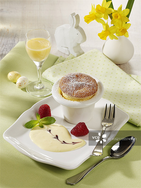 鸡蛋利口酒舒芙蕾配香草酱图片素材