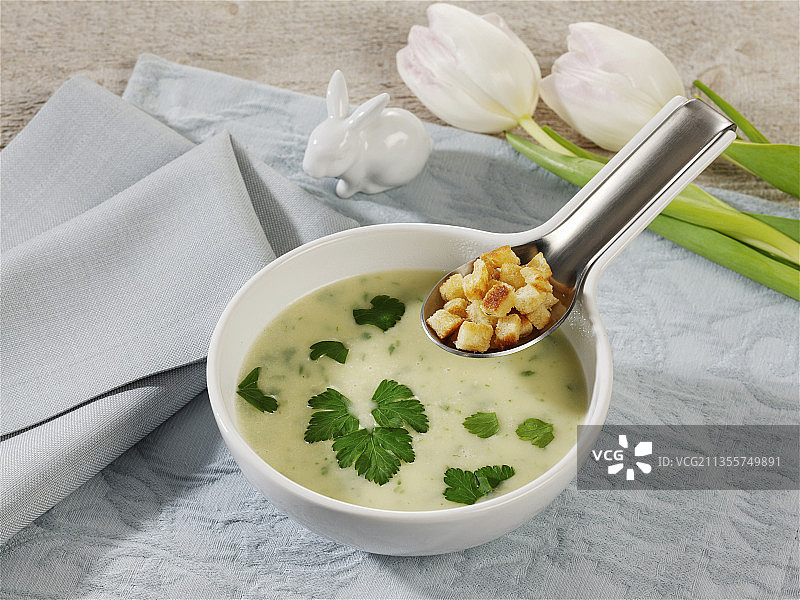 欧芹土豆汤配面包丁图片素材