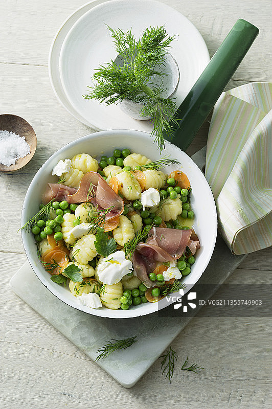 火腿、莳萝和意大利乳清干酪意式面疙瘩图片素材