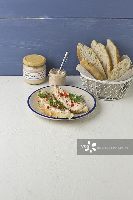 由菲达奶酪、哈里萨辣酱和大蒜制成的“Hellas”奶酪奶油图片素材