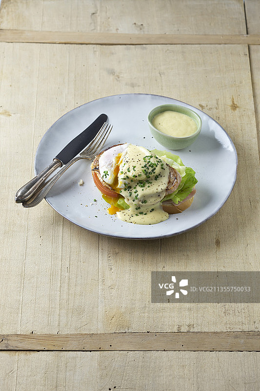炸肉排班尼迪克蛋配吐司和荷兰酱图片素材