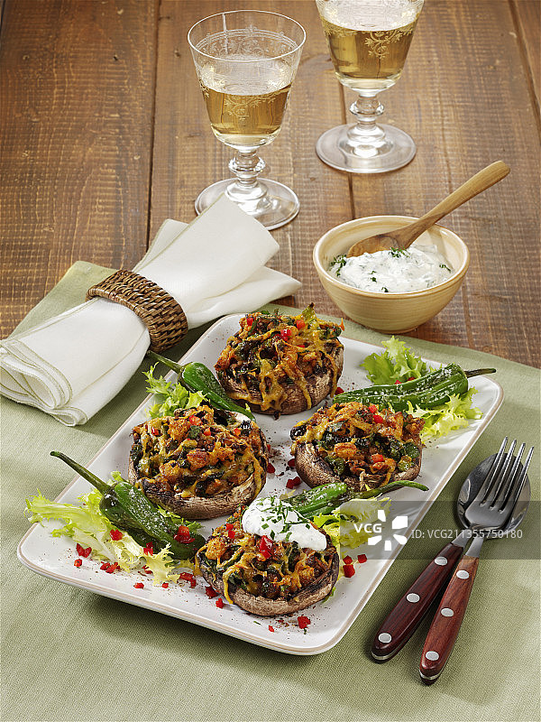 酿波多贝罗菇配帕德隆辣椒和切达奶酪图片素材