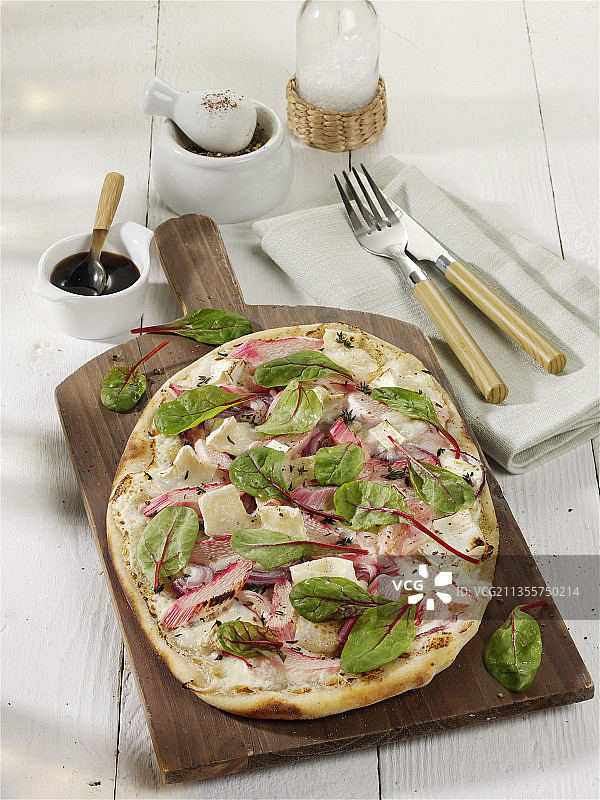 大黄瑞士甜菜山羊奶酪火焰薄饼图片素材