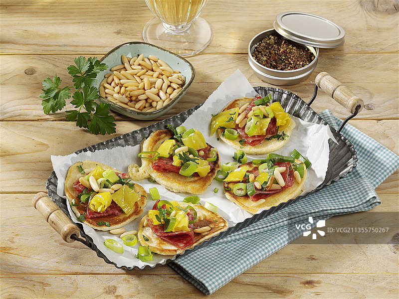 迷你野餐煎饼配萨拉米香肠和意大利辣香肠图片素材