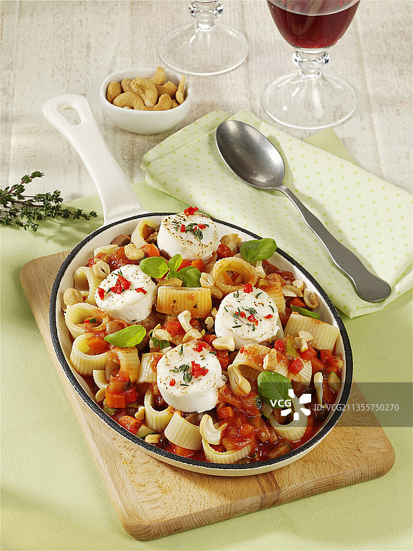 蔬菜酱汁和山羊奶酪卡拉玛拉塔意面图片素材