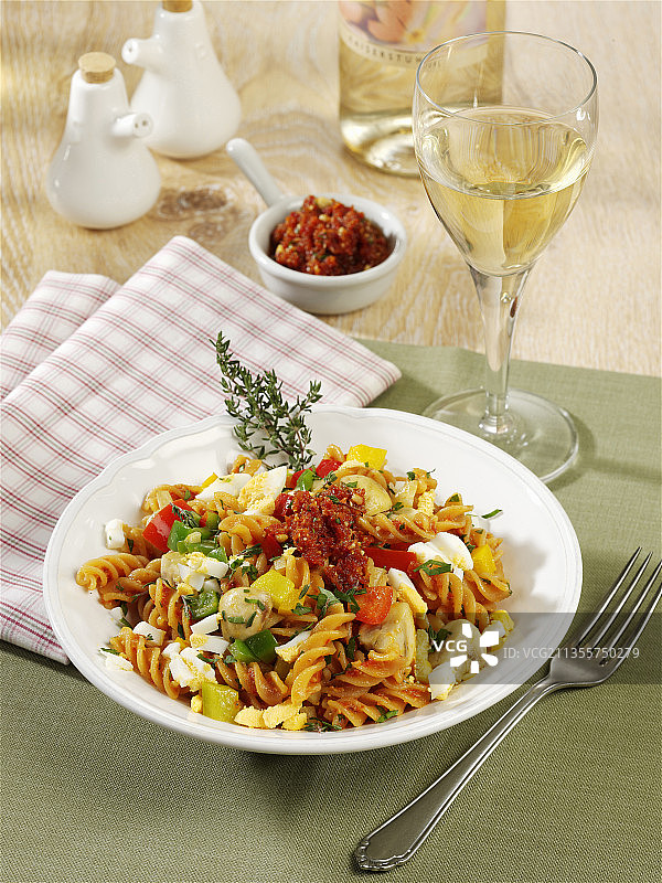 扁豆面配煮鸡蛋、番茄香蒜酱和蘑菇图片素材