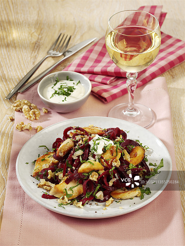 甜菜根面鸡胸肉山羊奶酪沙拉图片素材