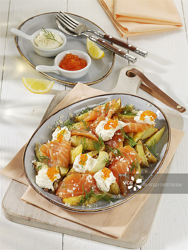 北欧风味土豆沙拉配野生三文鱼和辣根酸奶油图片素材