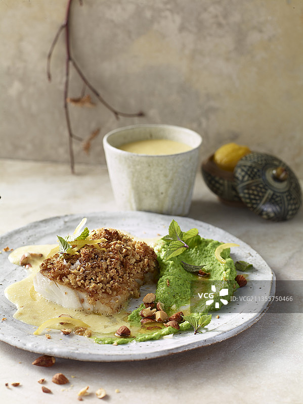 杏仁皮鳕鱼配咸柠檬酱和豌豆薄荷泥图片素材